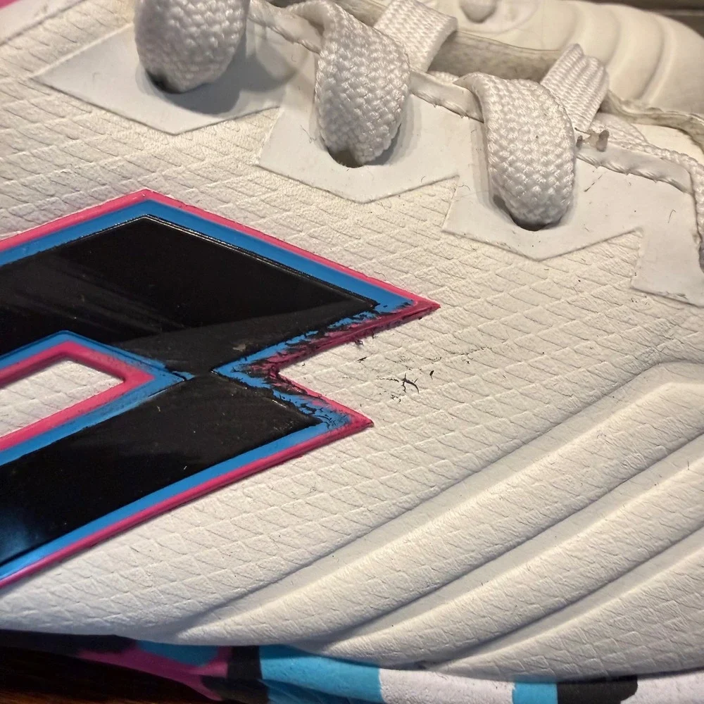 Lotto Roma 500 Youth 1.5 Turf Cleats White Blue Pink Camo Sole LOTTO24YTF-WHT